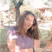 Studentessa di quarta superiore impartisce lezioni a studenti delle medie/elementari